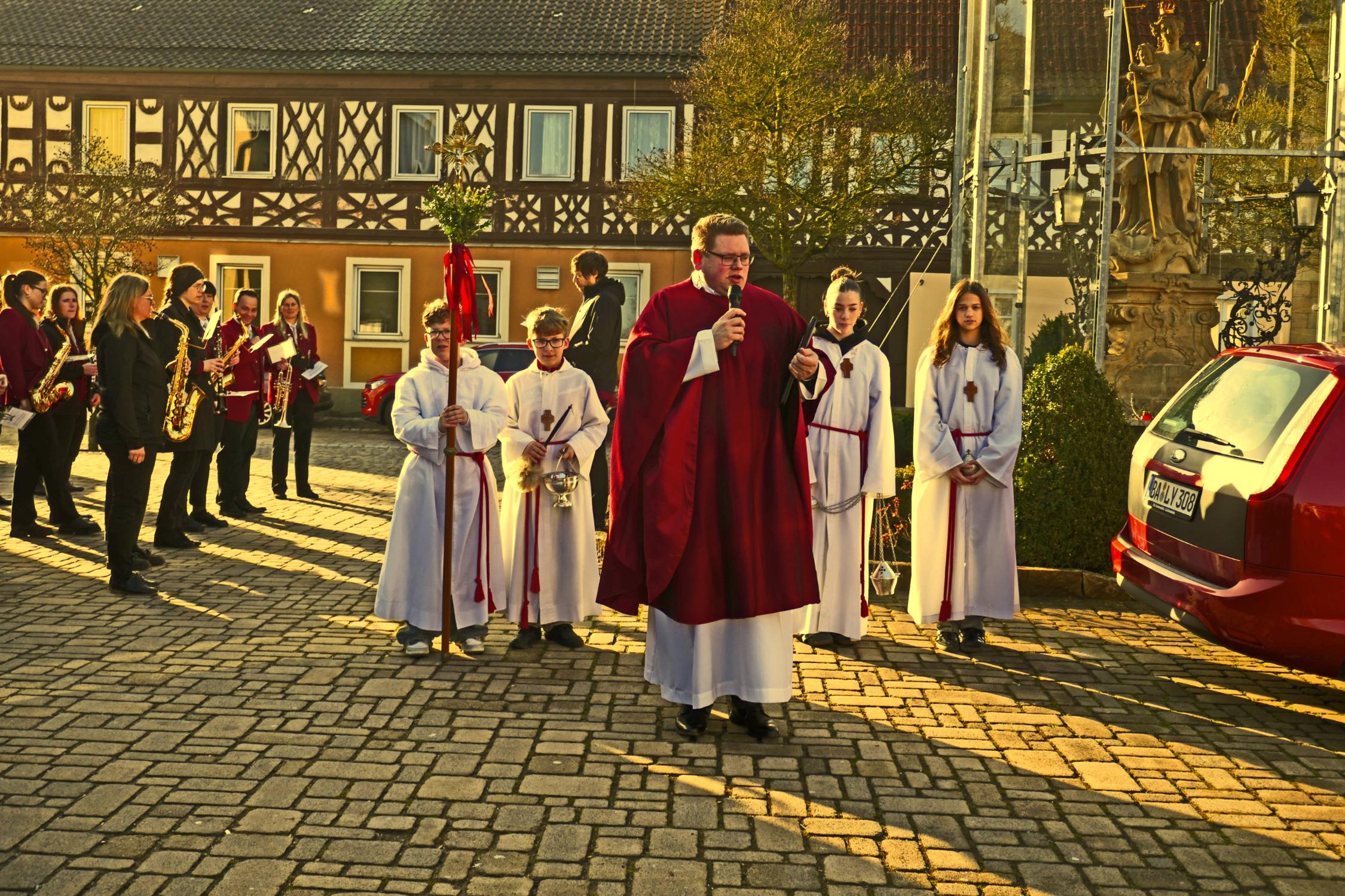 Pfarrer Philipp Janek bei der Eröffung der Palmweihe am Marktplatz